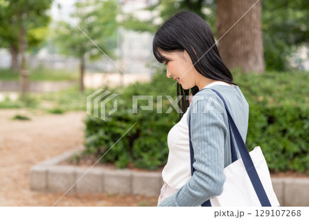 外出する若い女性 外出する若い女性 129107268
