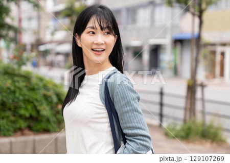 外出する若い女性 外出する若い女性 129107269
