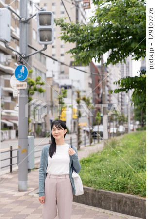 外出する若い女性 外出する若い女性 129107276