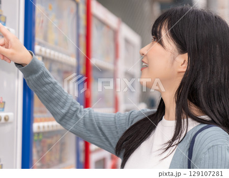 若い女性 自販機 若い女性 自販機 129107281
