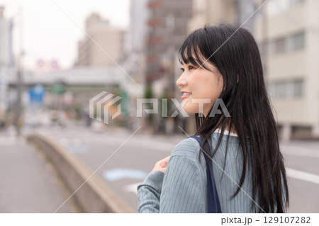 外出する若い女性 外出する若い女性 129107282