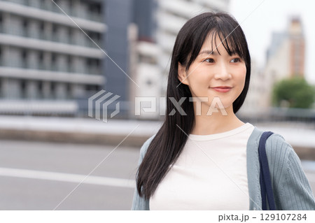 外出する若い女性 外出する若い女性 129107284