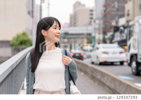 外出する若い女性 外出する若い女性 129107293