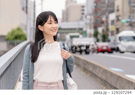 外出する若い女性 外出する若い女性 129107294
