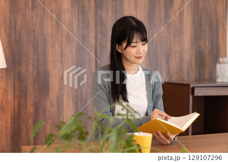 本を読む若い女性 本を読む若い女性 129107296