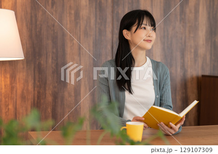 本を読む若い女性 129107309