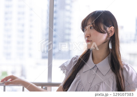 真剣な表情を見せる若い日本人女性 129107383