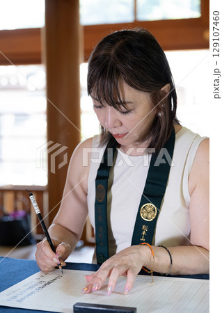 写経に没頭する女性　愛知　知多　岩屋寺 129107460