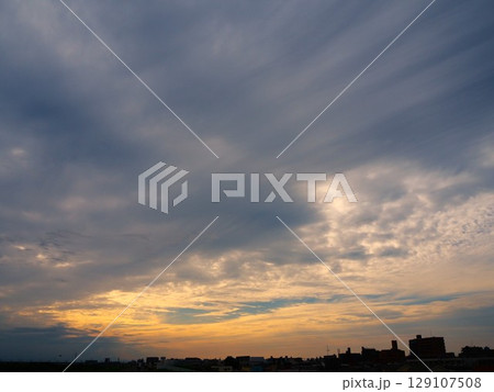 層積雲に引かれた筋状の模様 層積雲に引かれた筋状の模様 129107508