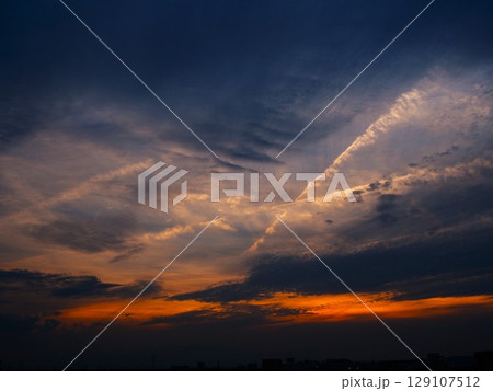 川口市の荒川堤から見えたオレンジ色の夕焼け雲 川口市の荒川堤から見えたオレンジ色の夕焼け雲 129107512