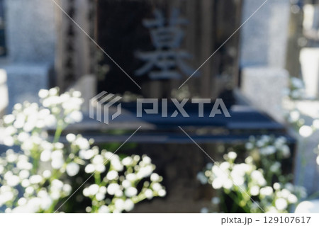 墓前と生花の写真画像　お彼岸イメージ　墓参り 129107617