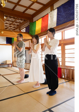 坐禅をする旅行者　愛知県　知多　岩屋寺 129107766