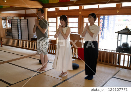 坐禅をする旅行者　愛知県　知多　岩屋寺 129107771