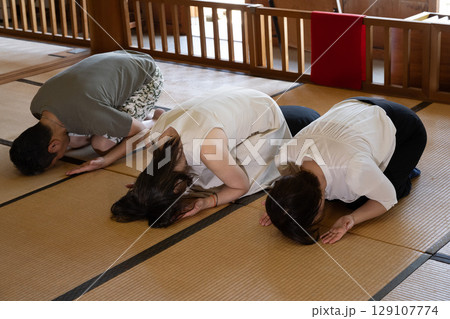 坐禅をする旅行者 愛知県 知多 岩屋寺 坐禅をする旅行者 愛知県 知多 岩屋寺 129107774