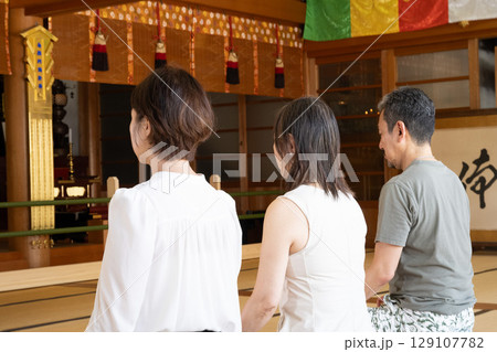 坐禅をする旅行者　愛知県　知多　岩屋寺 129107782