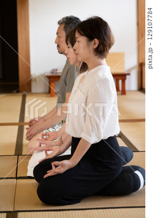 坐禅をする旅行者 愛知県 知多 岩屋寺 坐禅をする旅行者 愛知県 知多 岩屋寺 129107784