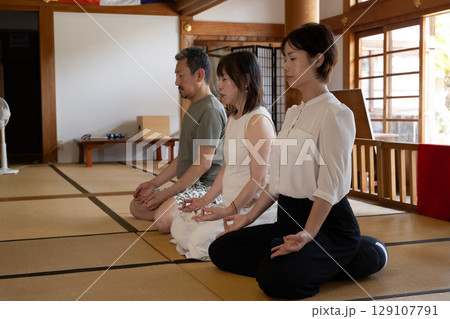 坐禅をする旅行者　愛知県　知多　岩屋寺 129107791