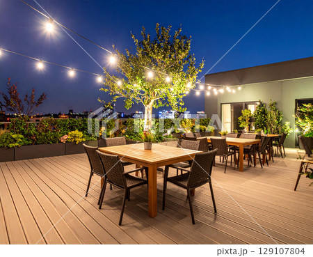 テラスのあるテーブル カフェ 外観 テラス 市街地 屋上 夜 パーティ ウッドデッキ 秋  129107804