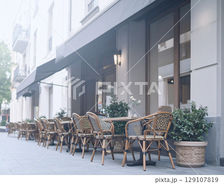 おしゃれなカフェ テラスのあるテーブル  外観 テラス席 オープンカフェ 市街地 街並み  129107819