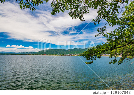 琵琶湖風景　滋賀県高島市海津大崎からの眺め 129107848