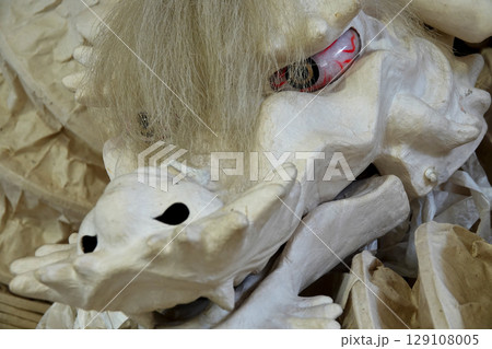 島根県の道の駅に展示されている石見神楽 大蛇の頭 島根県の道の駅に展示されている石見神楽 大蛇の頭 129108005