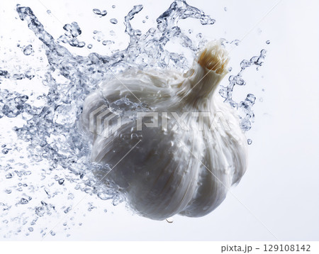 新鮮な野菜と果物に水しぶきがかかる瞬間 129108142