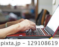 パソコンを操作する高齢女性の手元 129108619