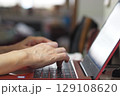 パソコンを操作する高齢女性の手元 129108620
