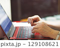 パソコンを操作する高齢女性の手元 129108621