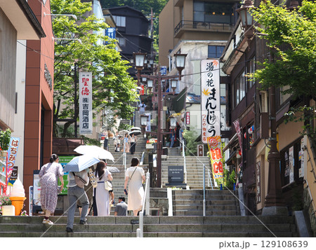 夏の伊香保温泉　石段街の風景 129108639
