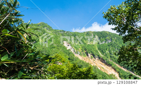 夏の妙高山登山（天狗堂～鎖場：妙高山南峰・北峰を望む） 129108847