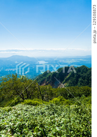 夏の妙高山登山（天狗堂～鎖場：野尻湖方面の眺め） 129108873