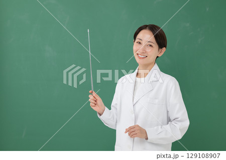 指示棒を持つ白衣の女性 指示棒を持つ白衣の女性 129108907