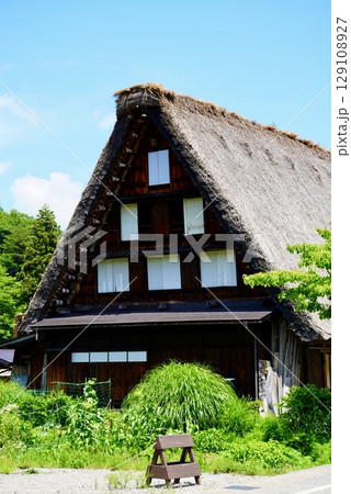 白川郷の美しい夏の合掌造の風景 白川郷の美しい夏の合掌造の風景 129108927