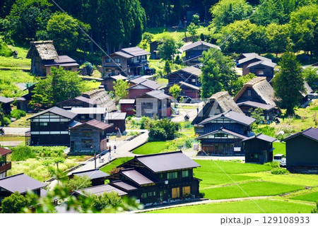 白川郷の美しい夏の合掌造の風景 129108933