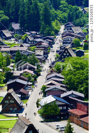 白川郷の美しい夏の合掌造の風景 129108935