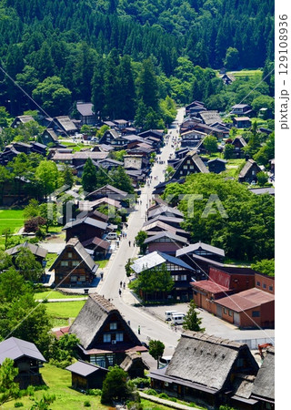 白川郷の美しい夏の合掌造の風景 129108936