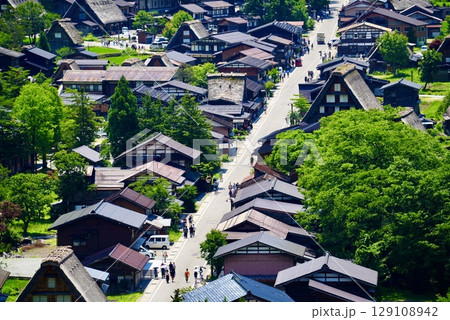 白川郷の美しい夏の合掌造の風景 129108942