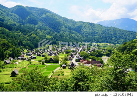 白川郷の美しい夏の合掌造の風景 129108943