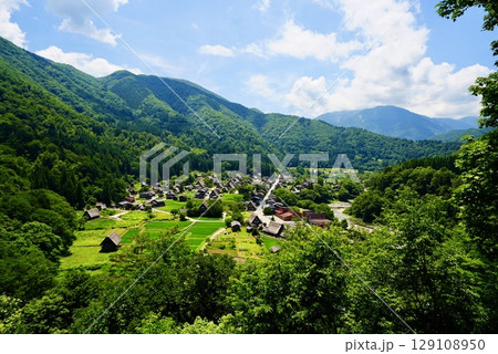 白川郷の美しい夏の合掌造の風景 白川郷の美しい夏の合掌造の風景 129108950