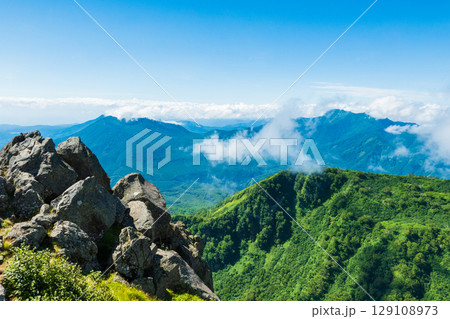 夏の妙高山登山（鎖場～山頂：黒姫山・高妻山の眺め） 129108973