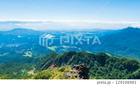 夏の妙高山登山(南峰頂上から野尻湖方面の眺め) 夏の妙高山登山(南峰頂上から野尻湖方面の眺め) 129108981