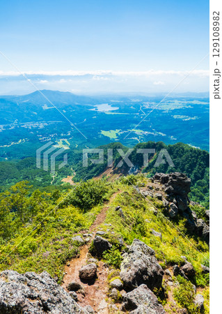 夏の妙高山登山（南峰頂上から野尻湖方面の眺め） 129108982
