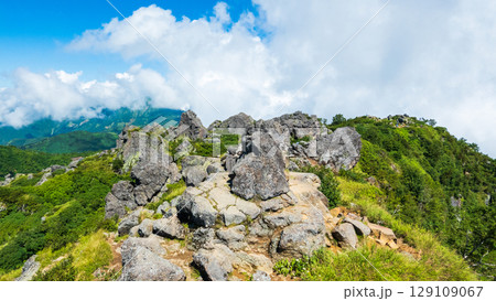 夏の妙高山登山（南峰頂上） 129109067