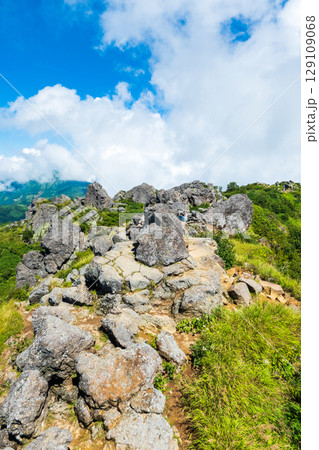 夏の妙高山登山（南峰頂上） 129109068