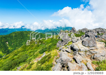 夏の妙高山登山（南峰頂上） 129109069