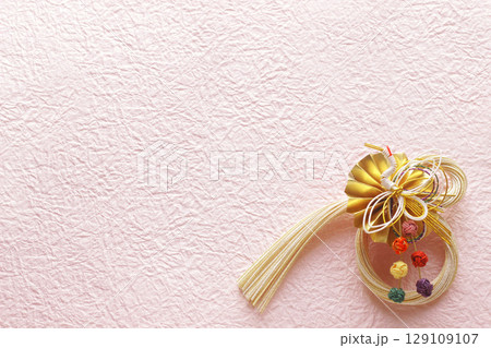 和素材の背景　水引飾り 129109107