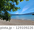 晴天の日の湖と木 129109226