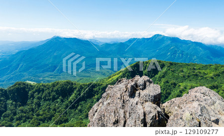 夏の妙高山登山（南峰頂上から黒姫山・高妻山の眺め） 129109277