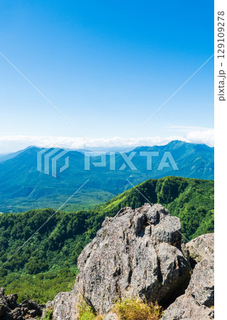 夏の妙高山登山（南峰頂上から黒姫山・高妻山の眺め） 129109278